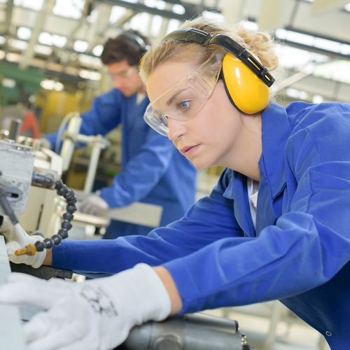 Une employé du secteur de l'industrie